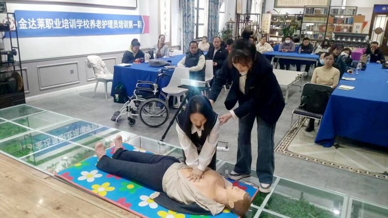 养老护理员床上洗头操作要点，保障失能老人舒适与安全**